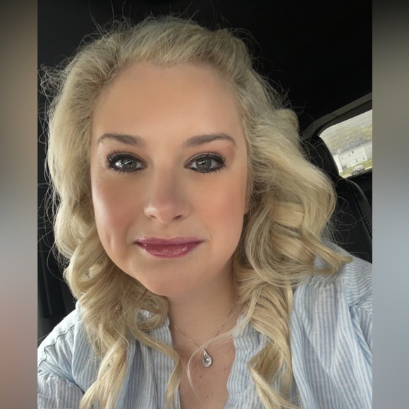 Meet your Posher, Hannah - Picture 2 of 2